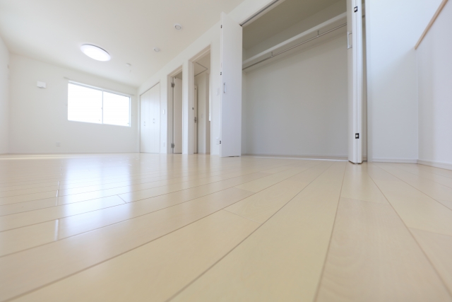 フローリングの張替えの内装リフォーム費用の相場は10万円